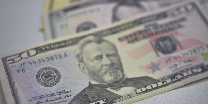 Dólar cai para R$ 5,11 e fecha no menor nível em sete semanas
