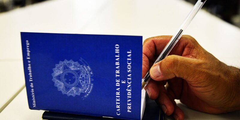 Desemprego cai para 8,9% em trimestre encerrado em agosto, diz IBGE