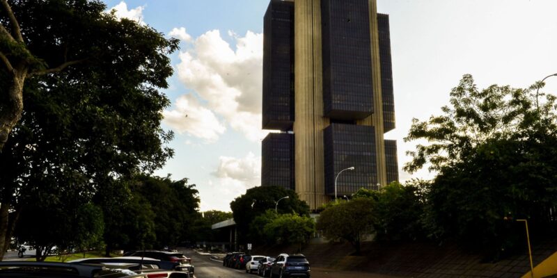 Mercado financeiro reduz projeção da inflação de 6,61% para 6,4%