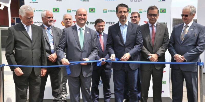 Ministro de Minas e Energia diz que Petrobras venderá refinarias
