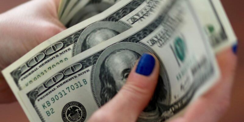 Dólar tem leve queda e fecha a R$ 5,16