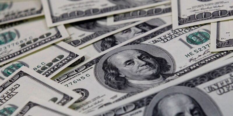 Real destoa do mercado externo, e dólar sobe para R$ 5,38