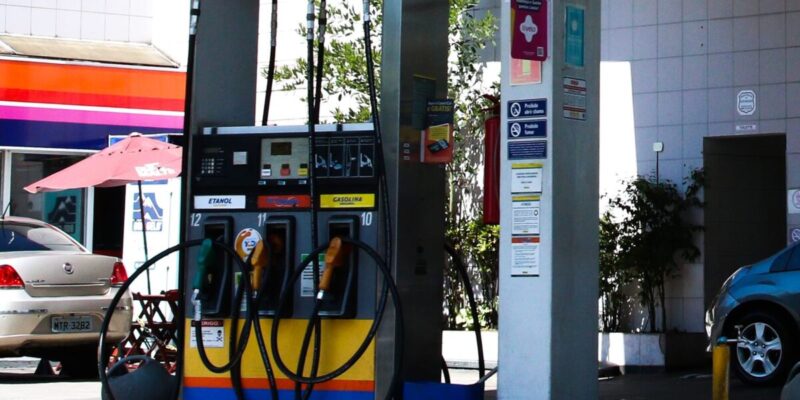 Preço da gasolina nos postos volta a subir após 15 semanas