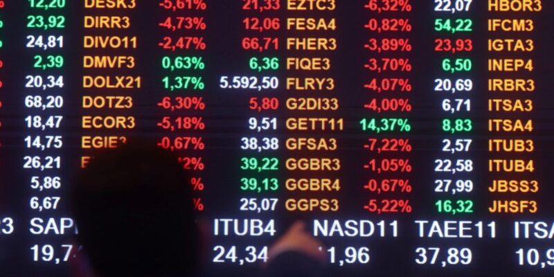 Ibovespa fecha em queda à espera da PEC da Transição