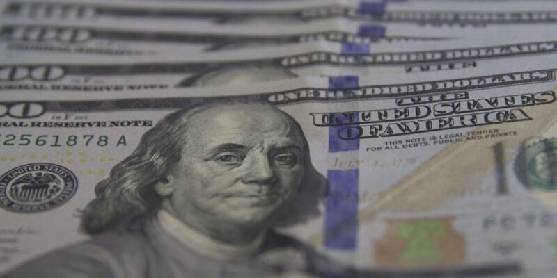 Dólar cai para R$ 5,33, mas tem maior alta semanal desde maio de 2020