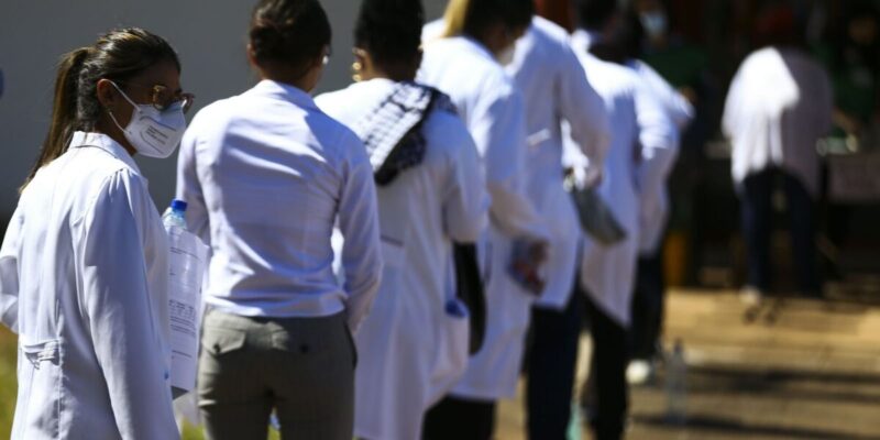 Mais de 54 mil profissionais disputam vaga de residência pelo Enare