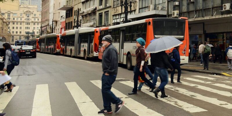 Dez anos após protestos, prefeitura de SP estuda adoção de passe livre