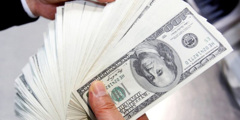 Dólar cai para R$ 4,77 e fecha no menor valor em mais de um ano
