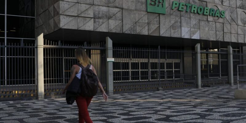 Petrobras retoma programa de estágios com bolsa-auxílio de R$ 1,8 mil
