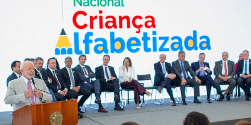 Governo deve investir R$ 3 bilhões para alfabetização na idade certa