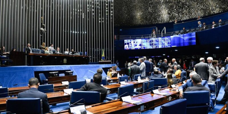 Senado aprova MP que aumenta salário mínimo e amplia isenção do IR