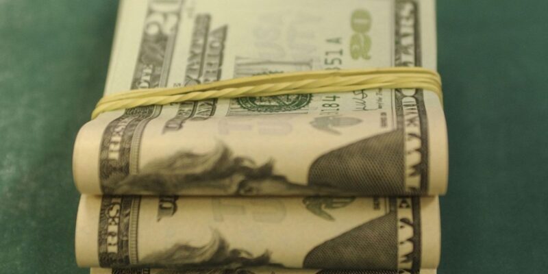 Dólar sobe para R$ 5,04 e fecha no maior valor desde maio