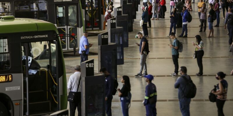 Serviços crescem 0,5% no país em julho