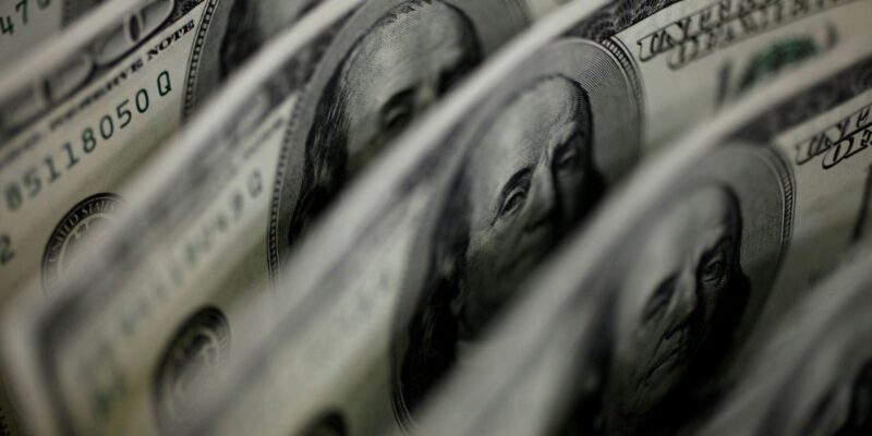 Dólar cai para R$ 4,86 e fecha no menor valor em dois meses