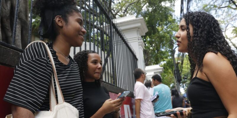 Rio: estudantes lidam com ansiedade e calor forte no 2º dia do Enem