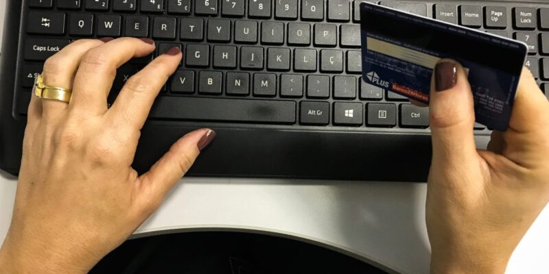 A cada dez brasileiros, oito estão endividados, mostra pesquisa