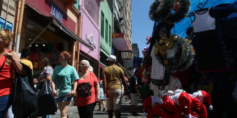 Mais de 40% dos consumidores pretender ir às compras para o Natal