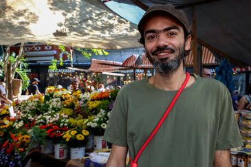 Rio de Janeiro (RJ), 25/06/2024 - Lucas de Andrade, 40 anos, produtor audiovisual, na feira livre do Largo do Machado, zona sul da cidade. Foto: Tânia Rêgo/Agência Brasil