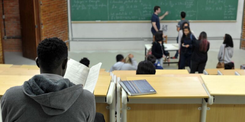 MEC fará consulta sobre eficácia de política de cotas em universidades