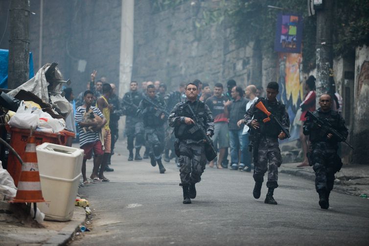 Fernando Frazão/Agência Brasil Rio de Janeiro - Operação policial após ataques às bases das Unidades de Polícia Pacificadora (UPP) nas comunidades do Cantagalo e Pavão-Pavãozinho, em Copacabana. (Fernando Frazão/Agência Brasil)
