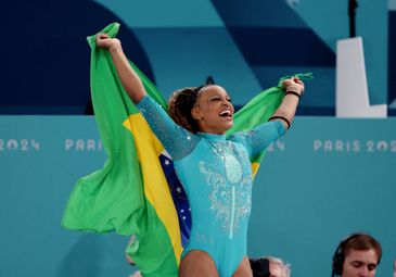 Paris 2024 Olympics - Artistic Gymnastics - Women's Floor Exercise Final - Bercy Arena, Paris, France - August 05, 2024.
Rebeca Andrade of Brazil celebrates with her national flag after winning gold. REUTERS/Mike Blake