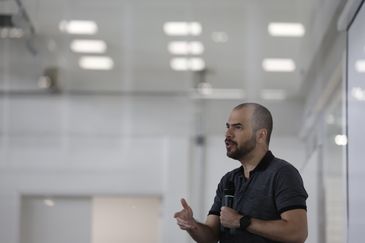 Fernando Frazão/Agência Brasil Rio de Janeiro (RJ) 19/08/2024 – O matemático Artur Avila, que há 10 anos recebeu a Medalha Fields, dá palestra aos alunos do IMPA Tech, o primeiro curso de graduação do Instituto de Matemática Pura e Aplicada. Foto: Fernando Frazão/Agência Brasil