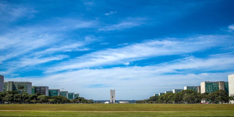 Orçamento de 2025 autoriza 57,8 mil novas vagas no governo federal