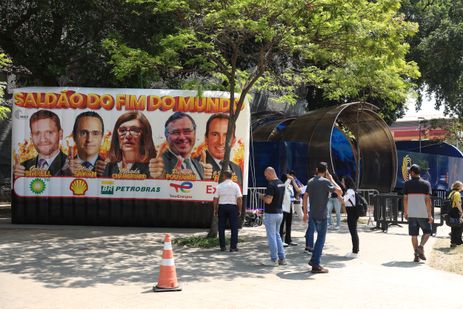 Tomaz Silva/Agência Brasil Rio de Janeiro (RJ), 23/09/2024 – Organizações da sociedade civil promovem protesto com cartazes e inflável pela cidade contra a exploração de combustíveis fósseis, no Rio de Janeiro. Foto: Tomaz Silva/Agência Brasil
