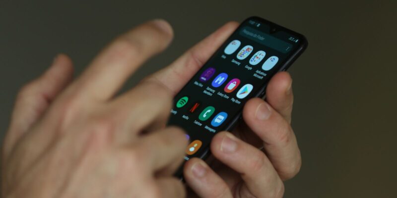 Oito em cada 10 adultos defendem a proibição de celulares em escolas