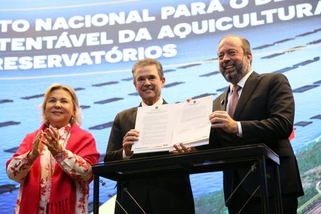 José Cruz/Agência Brasil Brasília (DF), 06/11/2024 - O ministro da Pesca e Aquicultura, André de Paula e o ministro de Minas e Energia, Alexandre Silveira, durante cerimônia de assinatura do Pacto Nacional para o Desenvolvimento Sustentável da Aquicultura e Energia em Reservatórios. Foto: José Cruz/Agência Brasil