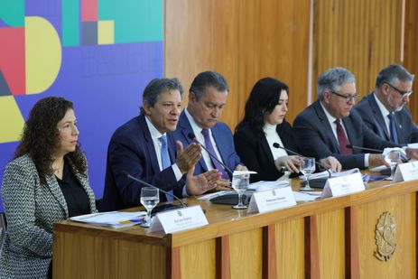 Fabio Rodrigues-Pozzebom/ Agência Brasil Brasília (DF) 28/11/2024 Os ministros, Esther Dweck (Gestão), Fernando Haddad (Fazenda), Rui Costa (Casa Civil), Simone Tebet (Planejamento), Alexandre Padilha (Relações Institucionais) e Paulo Pimenta (Sec.Comunicação), durante coletiva para explicar o pacote de corte gastos do governo Foto: Fabio Rodrigues-Pozzebom/ Agência Brasil