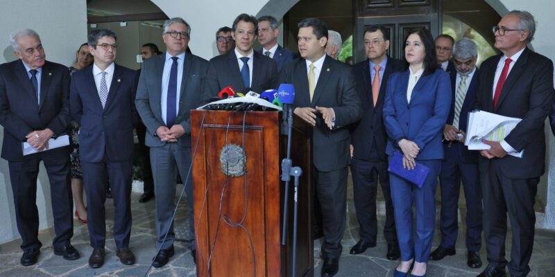 Ao lado de ministros, Alcolumbre promete colaboração com o governo
