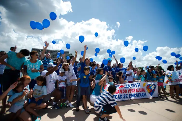 Marcelo Camargo/Agência Brasil Brasília - Grupos que militam contra o preconceito e pela conscientização sobre o autismo promovem carreata pela região central de Brasília. Ao final, balões azuis foram soltos em comemoração ao Dia Mundial da Conscientização do Autismo.