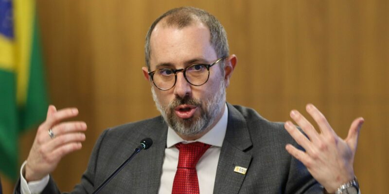 Descontos do INSS para associações estão suspensos, diz CGU