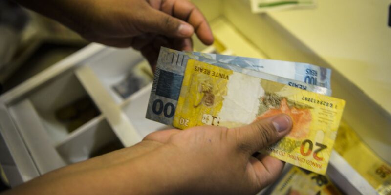 Trabalhador pode trocar dívidas mais caras por consignado para CLT