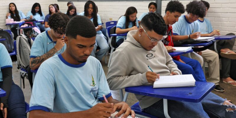 MEC orienta escolas na escolha de livros didáticos para o ensino médio