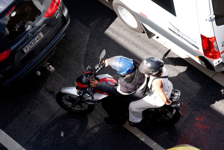 Rio de Janeiro (RJ), 30/07/2025 - Motociclistas de aplicativos transitam pelas ruas do centro do Rio.  Foto: Tânia Rêgo/Agência Brasil