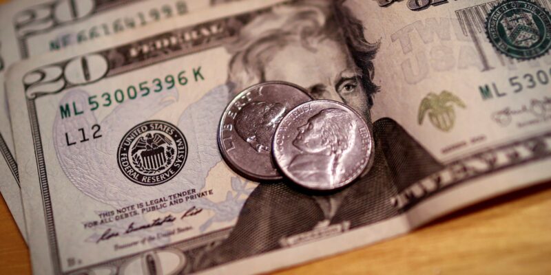 Dólar cai para R$ 5,50 com maior chance de corte de juros nos EUA