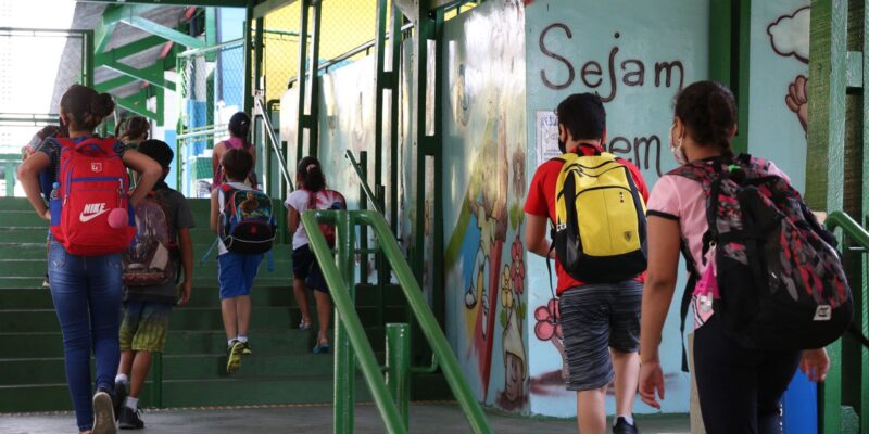 Menos da metade das escolas públicas está ligada à rede de esgoto