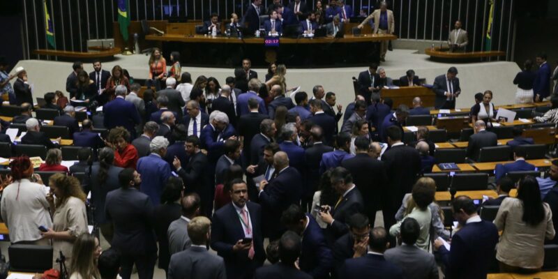 Câmara aprova isenção do IR para quem ganha até R$ 5 mil
