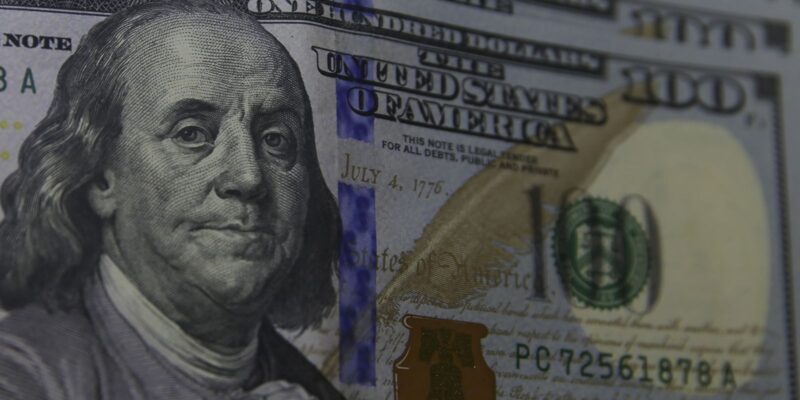 Dólar supera R$ 5,40 em meio a ajustes externos e tensão política
