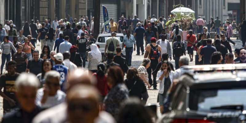 Mais de 8,6 milhões deixam pobreza; Brasil tem melhor nível desde 2012