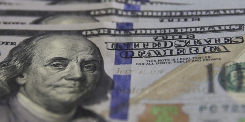 Dólar cai para R$ 5,12 e atinge menor valor em 21 meses