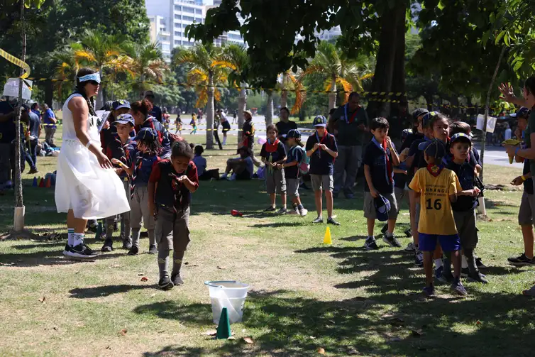 Rovena Rosa/Agência Brasil Rio de Janeiro (RJ), 26/04/2026 - Crianças participam do Grande Jogo Regional 2026 dos escoteiros fluminenses no Aterro do Flamengo. Foto: Rovena Rosa/Agência Brasil