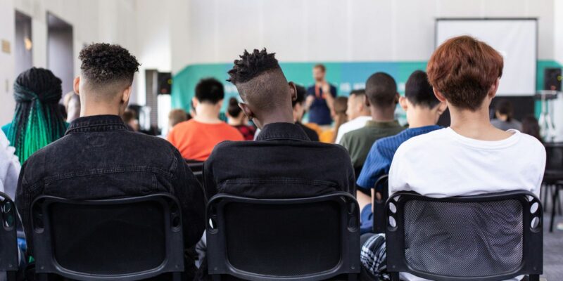 Encontro debate importância do ensino de jornalismo diante de IA