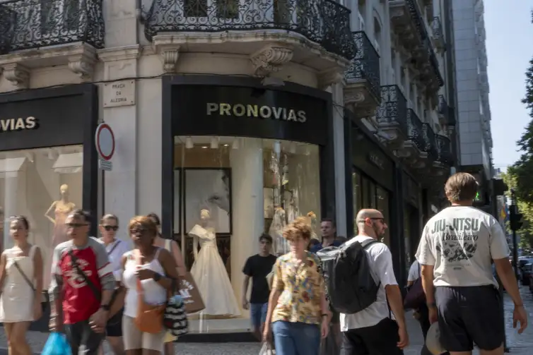 Reuters/Luis Boza/Arquivo/Proibida reprodução In Lisbon, Portugal, on August 2, 2025, people walk past a Pronovias storefront. The Spanish bridalwear company reports EUR135.9 million in revenue for 2023 and a net loss of EUR128.6 million. In early 2025, Pronovias reduces its capital by EUR193 million and appoints Cristina Alba Ochoa as CEO to lead a new turnaround strategy focused on international growth and financial stabilization by 2027. (Photo by Luis Boza/NurPhoto)NO USE FRANCE