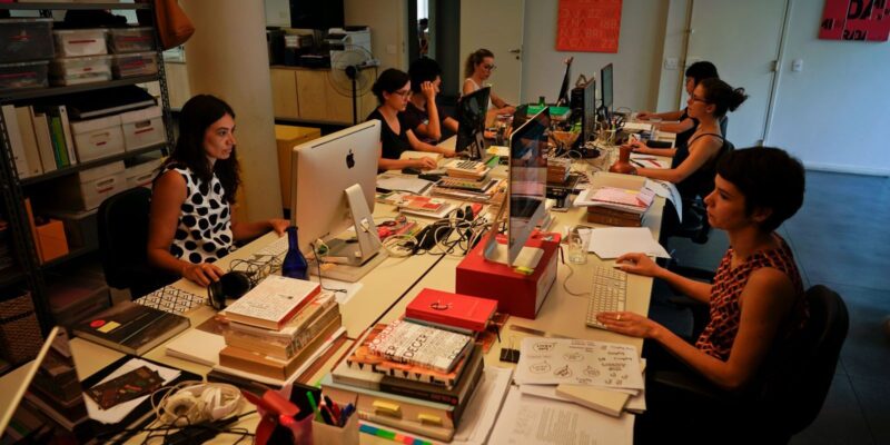 Emprego feminino aumenta 11%, mas desigualdade salarial persiste