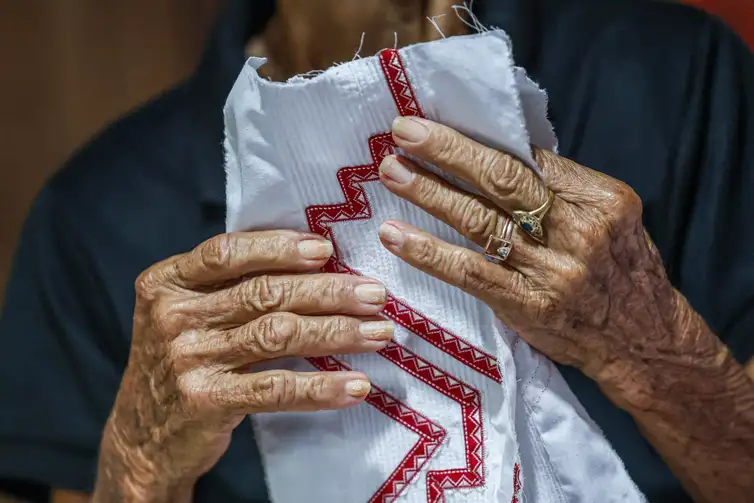 Marcelo Camargo/Agência Brasil Soure (PA), 09/010/2025 - A bordadeira Maria da Cruz mostra o pequeno ateliê onde produz peças reconhecidas nacionalmente. Foto: Marcelo Camargo/Agência Brasil
