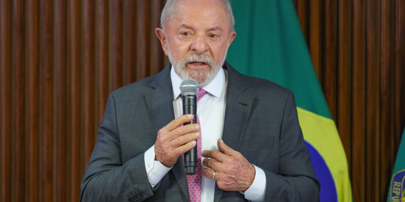 Lula diz que país não precisa de escola cívico-militar na educação