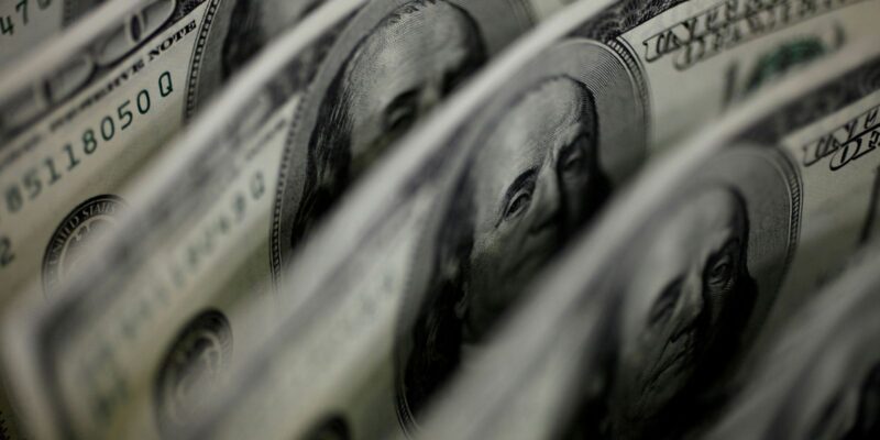 Dólar cai a R$ 4,91 e fecha no menor valor em 27 meses